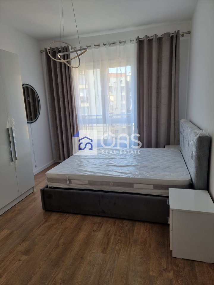 Duplex 2+1 apartment for rent at the Pallati me Shigjeta, 500 euros.
