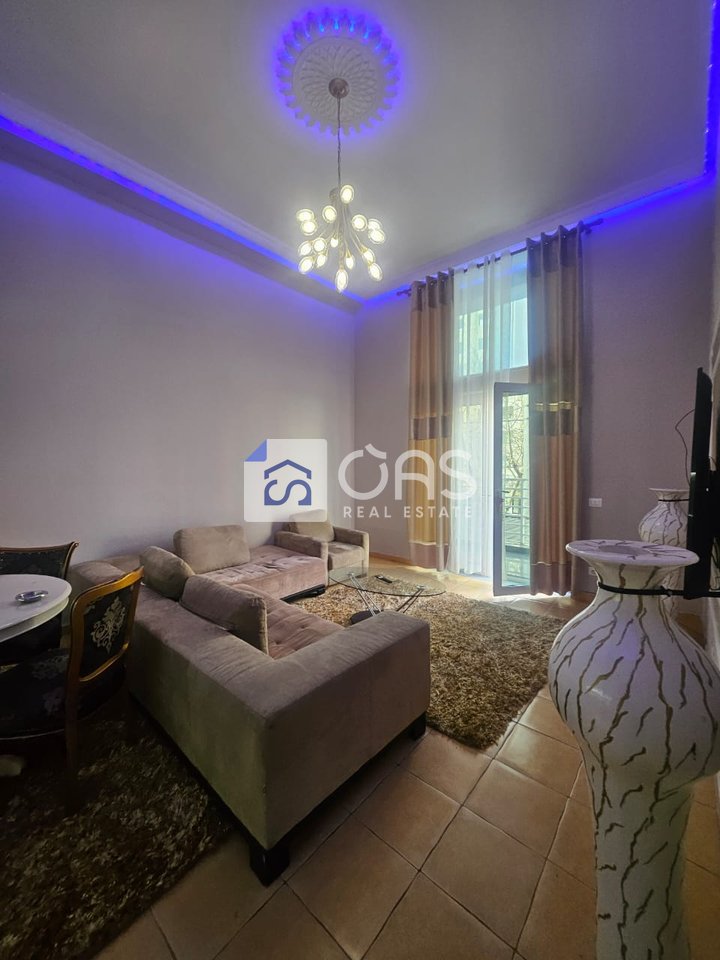 Duplex 2+1 apartment for rent at the Pallati me Shigjeta, 500 euros.