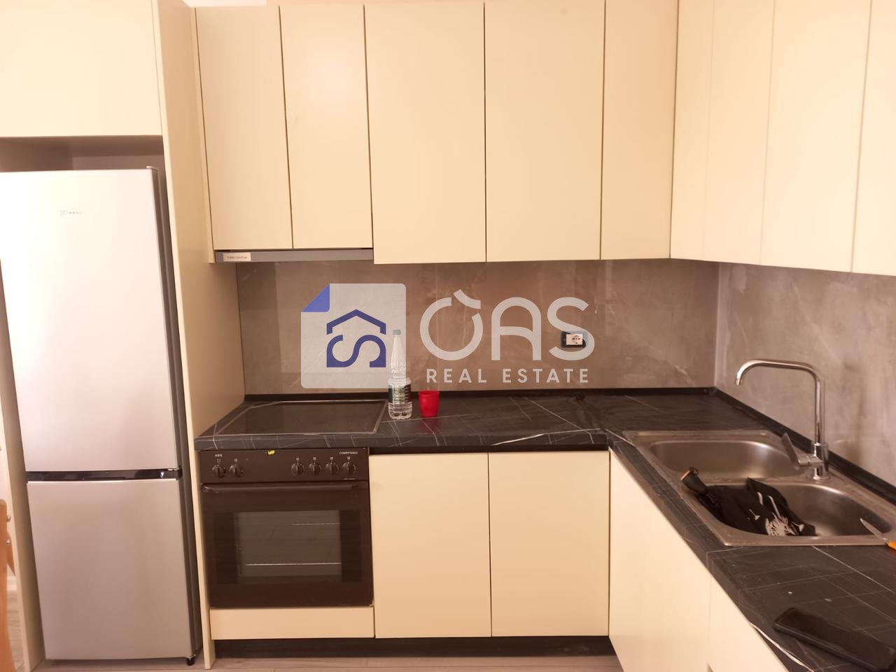 Jepet apartament me qera 1+1 Astir