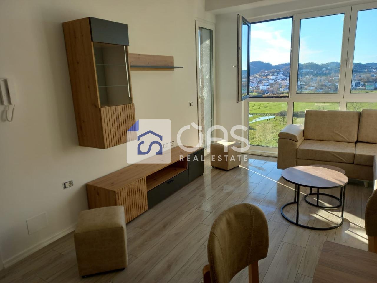 Jepet apartament me qera 1+1 Astir