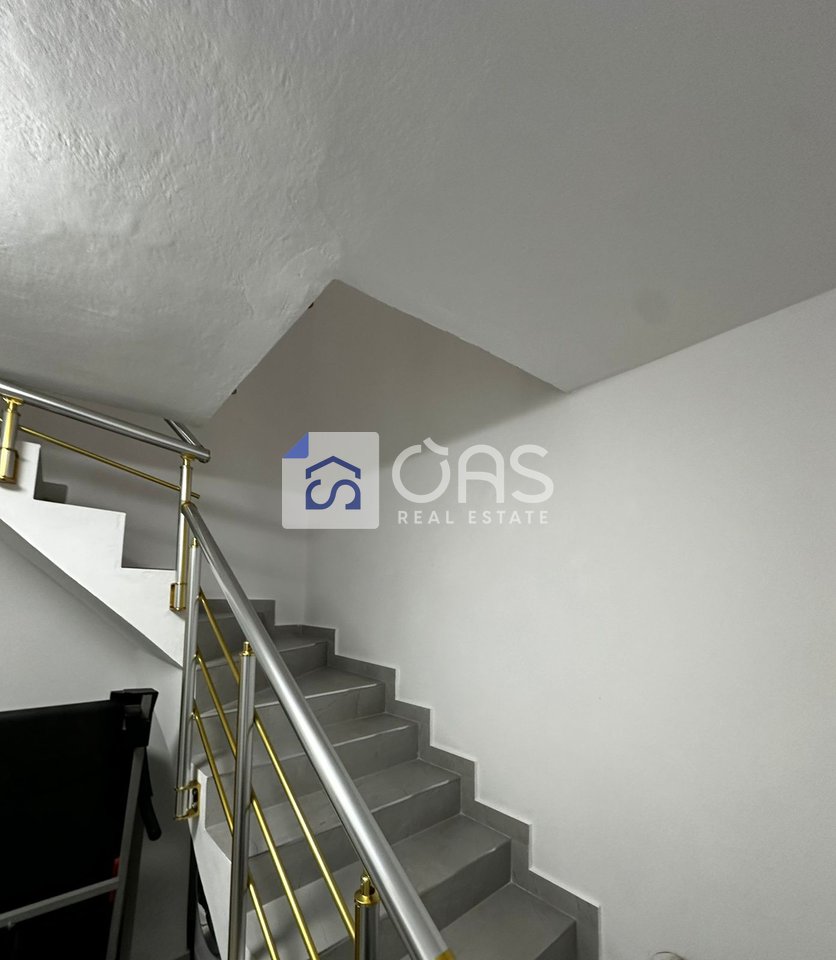 Jepet me qera aprtament duplex 2+1 Stacioni Trenit