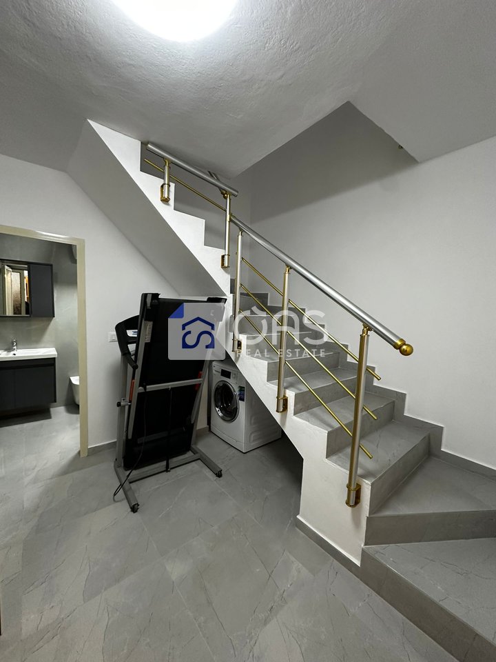 Jepet me qera aprtament duplex 2+1 Stacioni Trenit