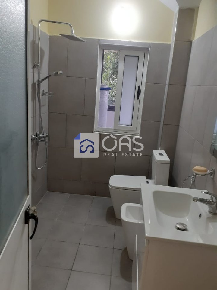 Shitet apartament 1+1 pran Shkolles Bashkuar