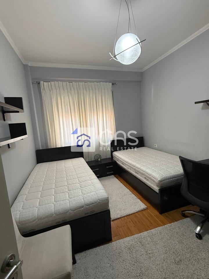 Shitet apartament 1+1 perball  Kompleksit te Delijorgjit