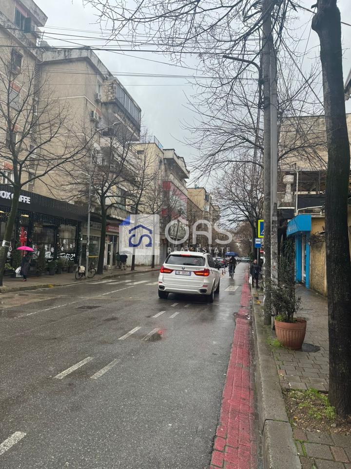 Jepet ambjent me qera tek Pazari i Ri 800 euro