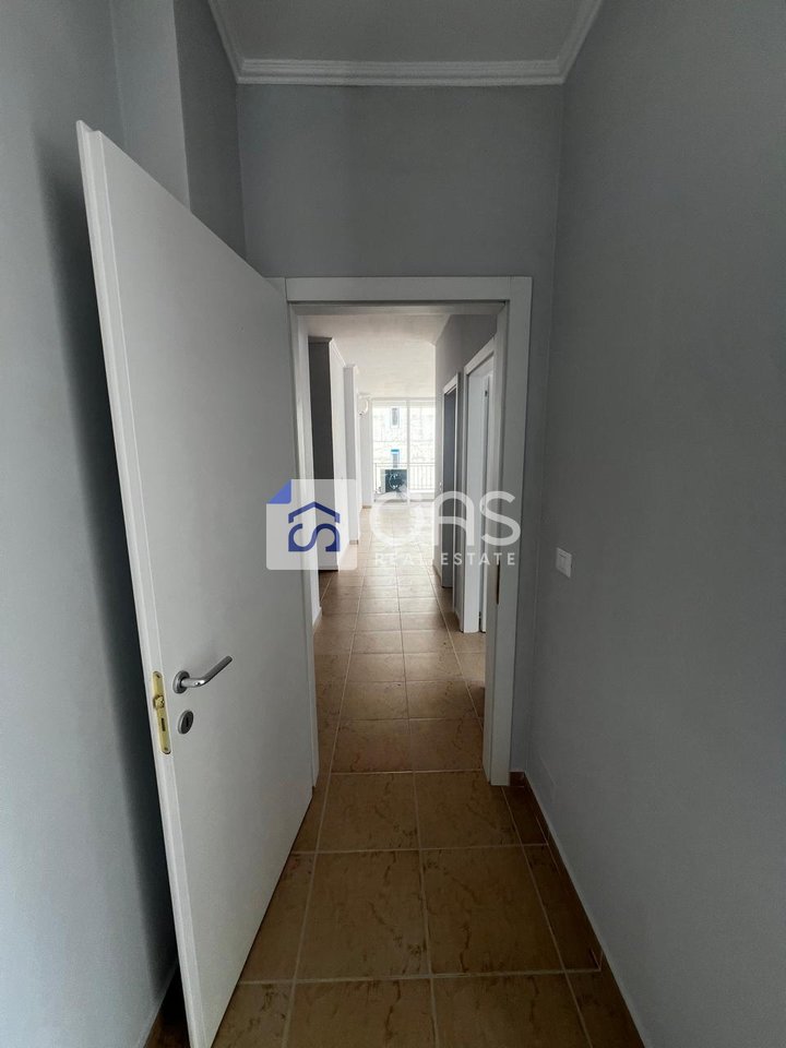 Jepet me qera apartament 2+1+2+2 poste parkimi tek Bulevardi i Ri.