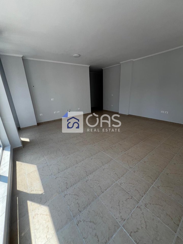 Jepet me qera apartament 2+1+2+2 poste parkimi tek Bulevardi i Ri.