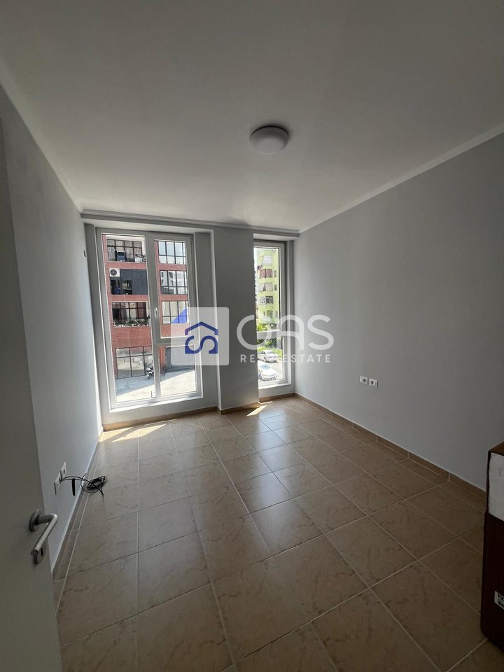 Jepet me qera apartament 2+1+2+2 poste parkimi tek Bulevardi i Ri.