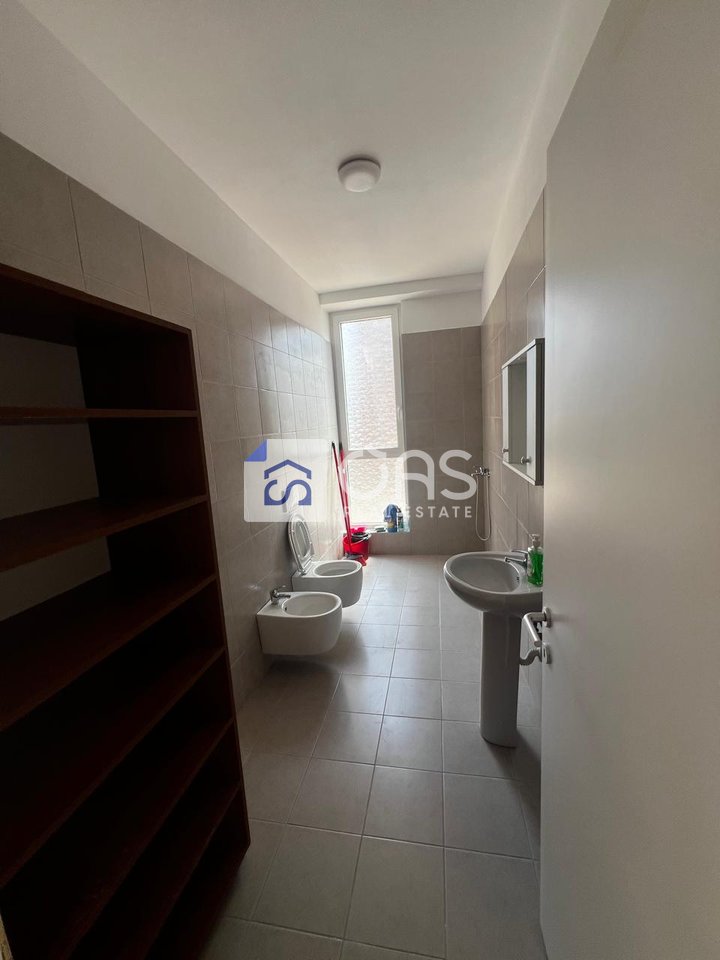 Jepet me qera apartament 2+1+2+2 poste parkimi tek Bulevardi i Ri.