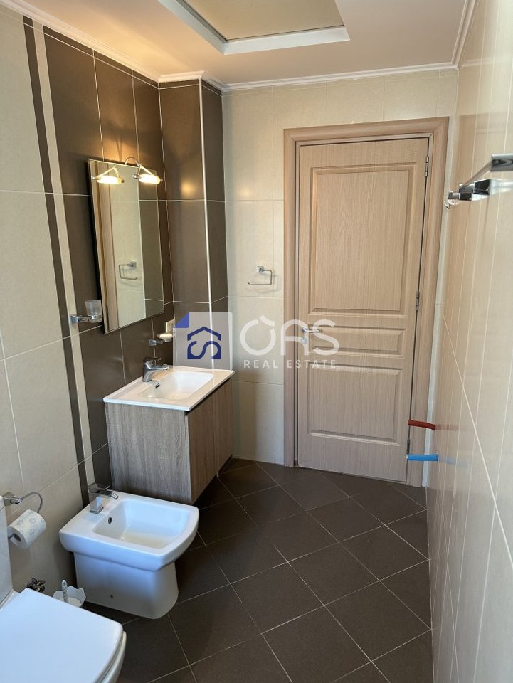 Jepet me qera apartament 1+1 ne 5 Maj (Pallati Concord Center)