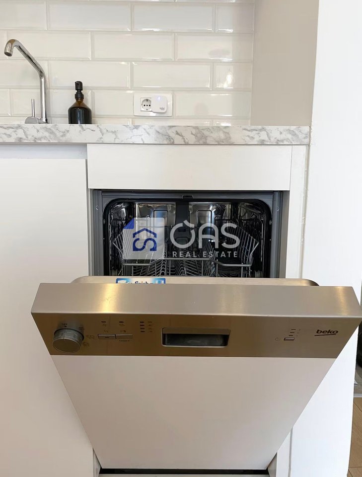 1+1 apartment for rent at the Train Station 90,000 lek.