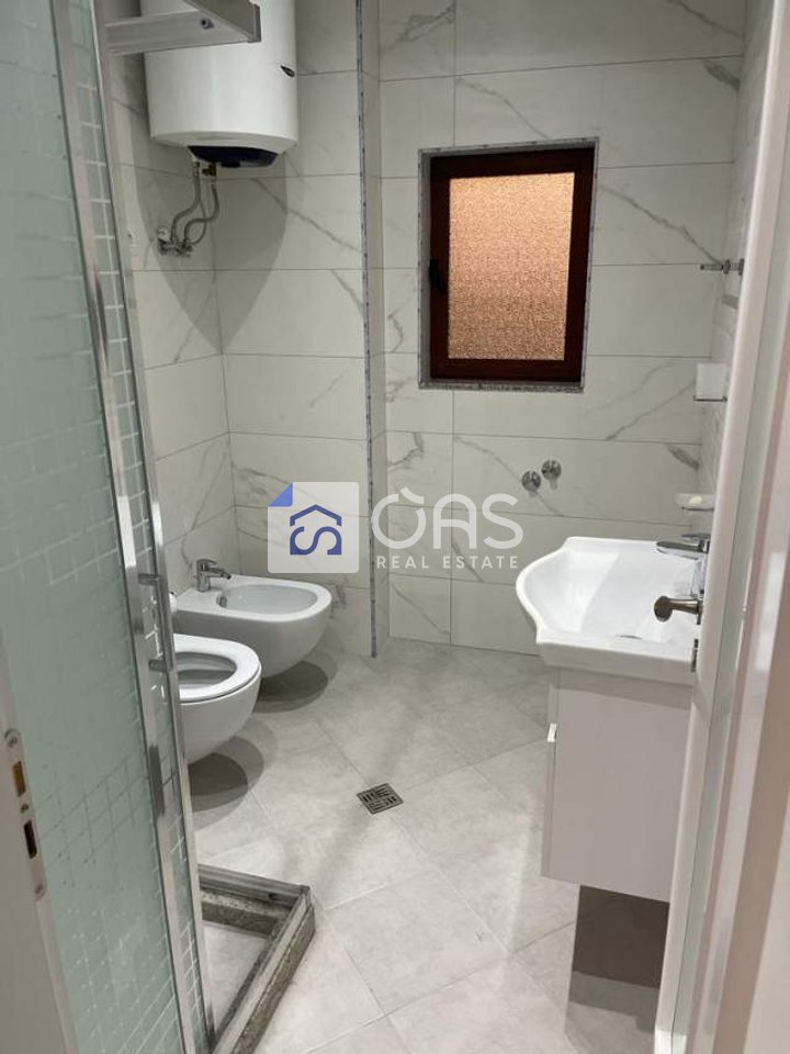 Jepet apartament me qera 3+1+2+2 post parkimi tek Fuat Toptani