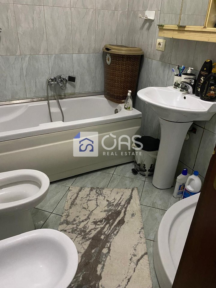 Shitet apartament 2+1 ne Freks