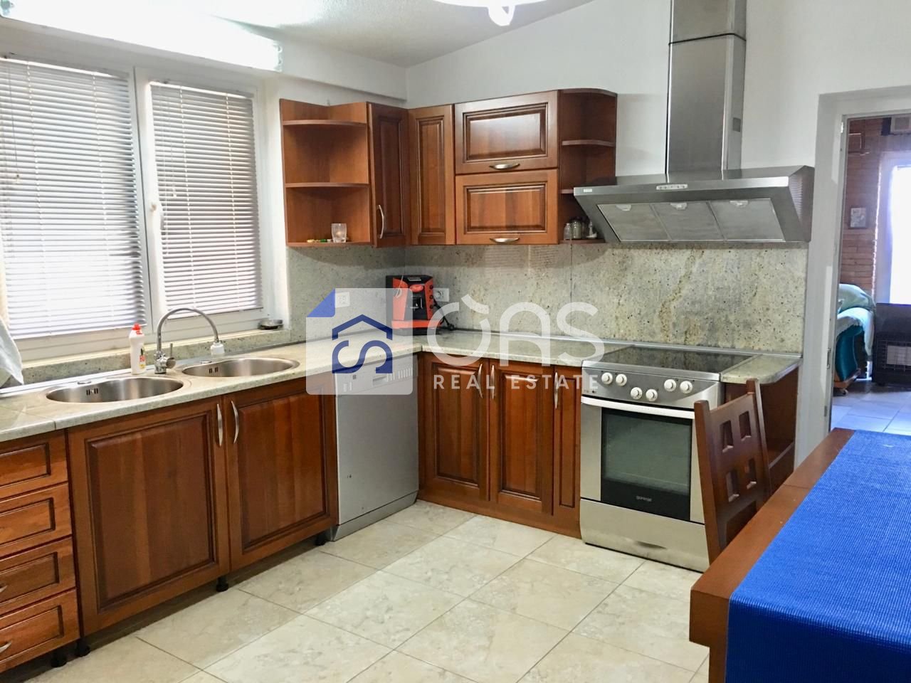 Shitet Penthouse 3+1+2+2 post parkimi tek Liqeni i Thate