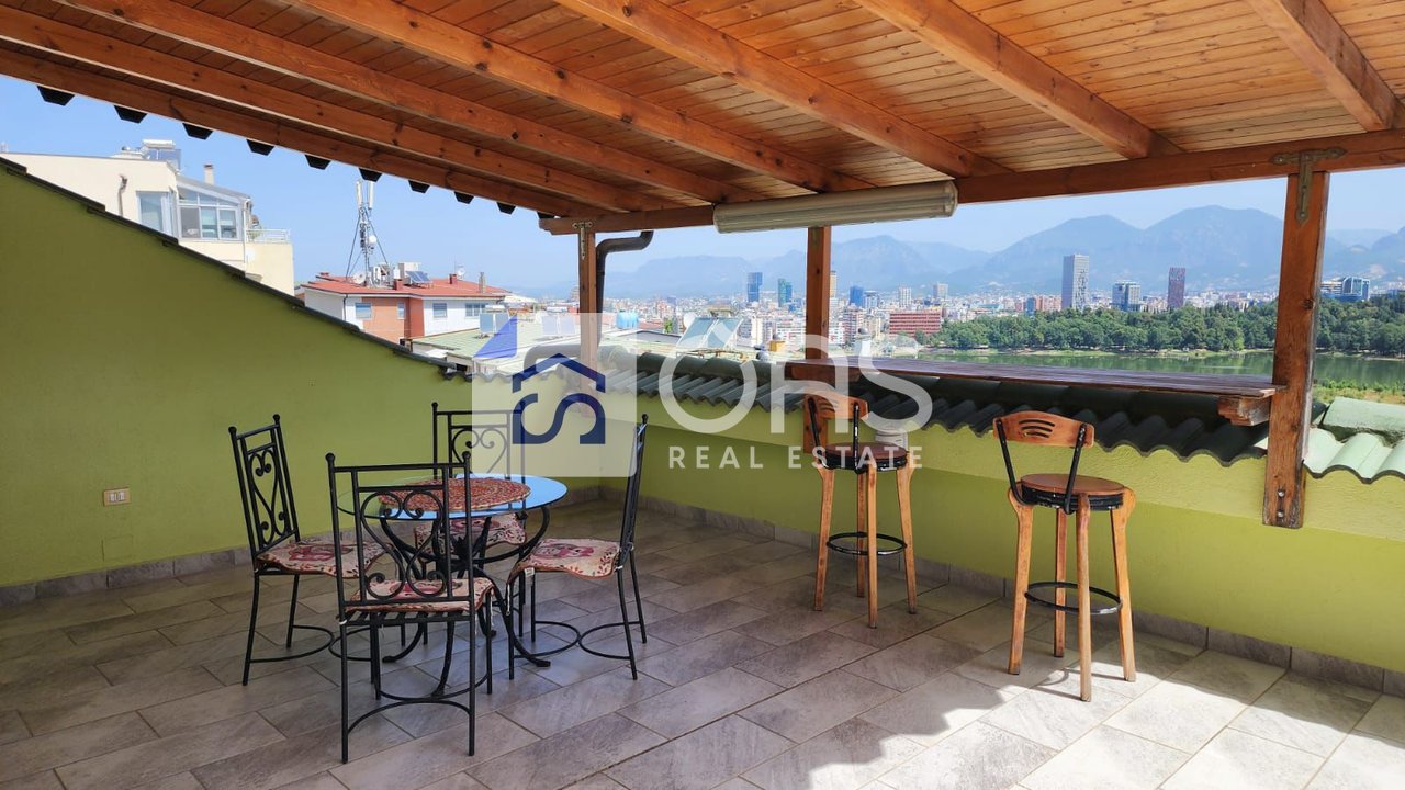 Shitet Penthouse 3+1+2+2 post parkimi tek Liqeni i Thate