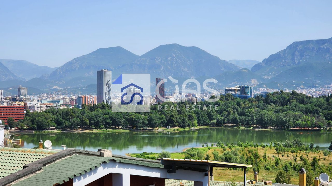 Shitet Penthouse 3+1+2+2 post parkimi tek Liqeni i Thate