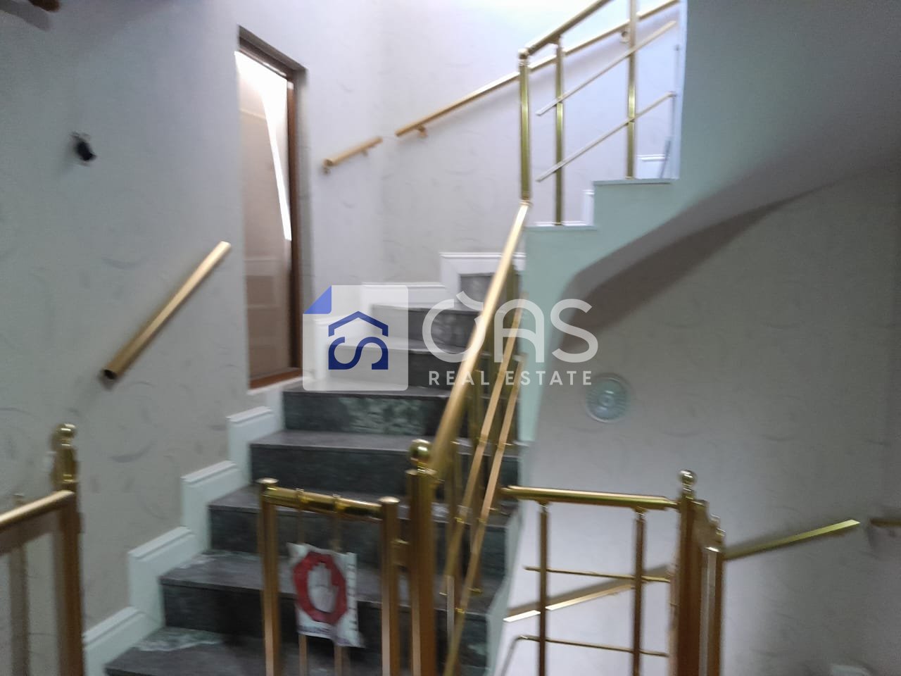 Vendesi villa di 3 piani per attività commerciale ad Allias. 600.000 euro