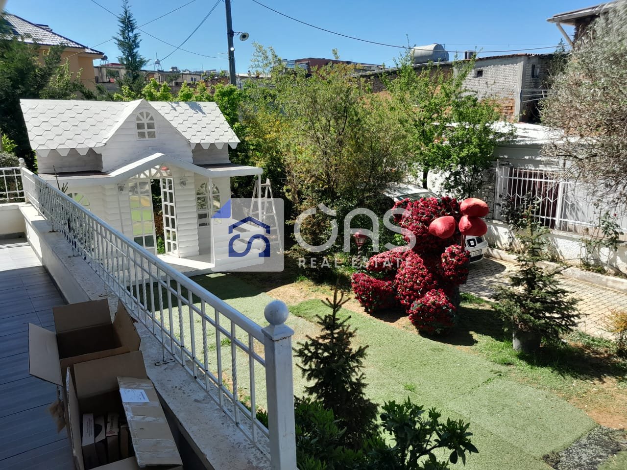 Vendesi villa di 3 piani per attività commerciale ad Allias. 600.000 euro