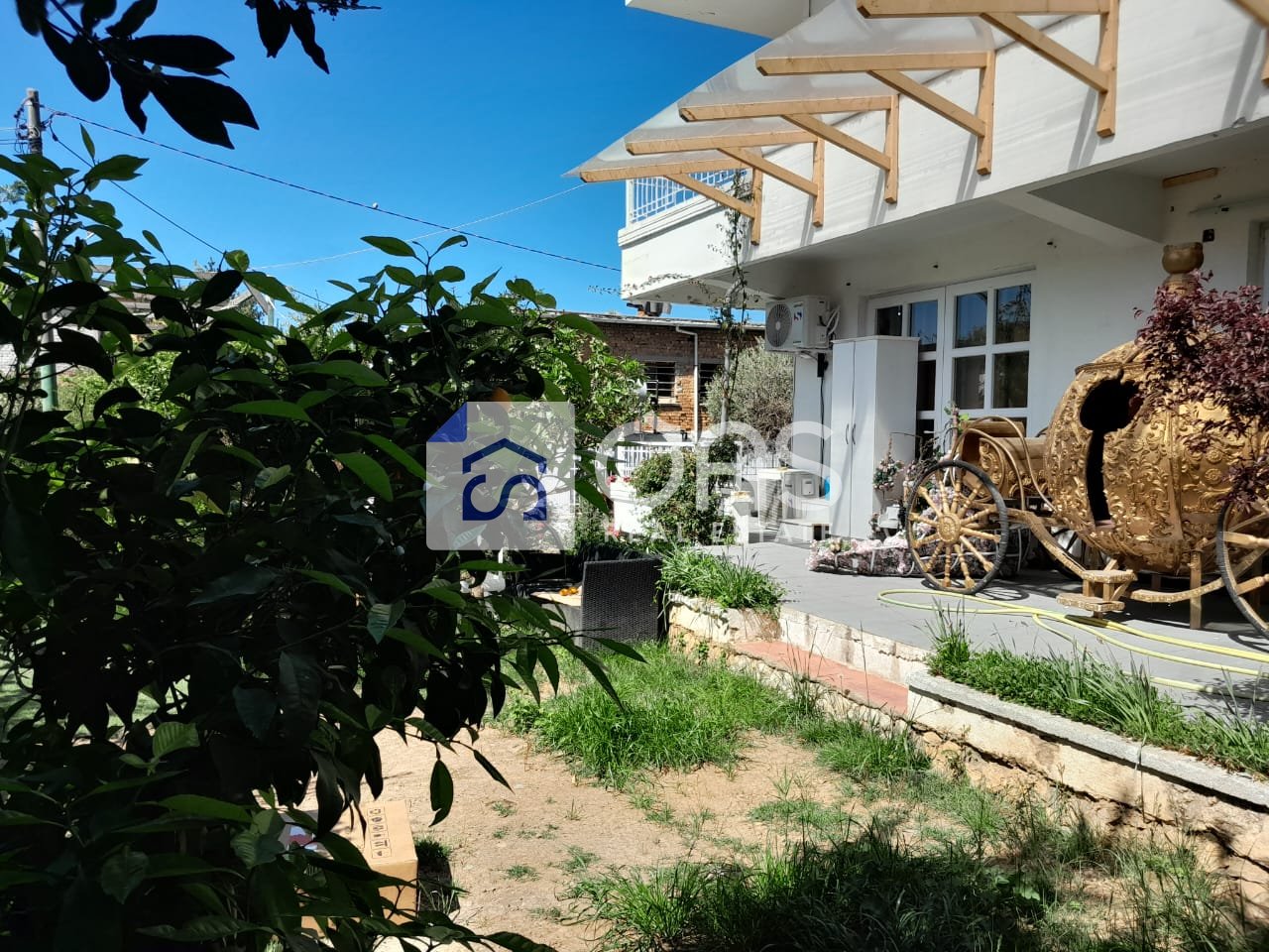 Vendesi villa di 3 piani per attività commerciale ad Allias. 600.000 euro