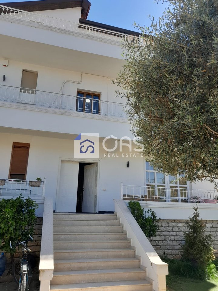 Vendesi villa di 3 piani per attività commerciale ad Allias. 600.000 euro