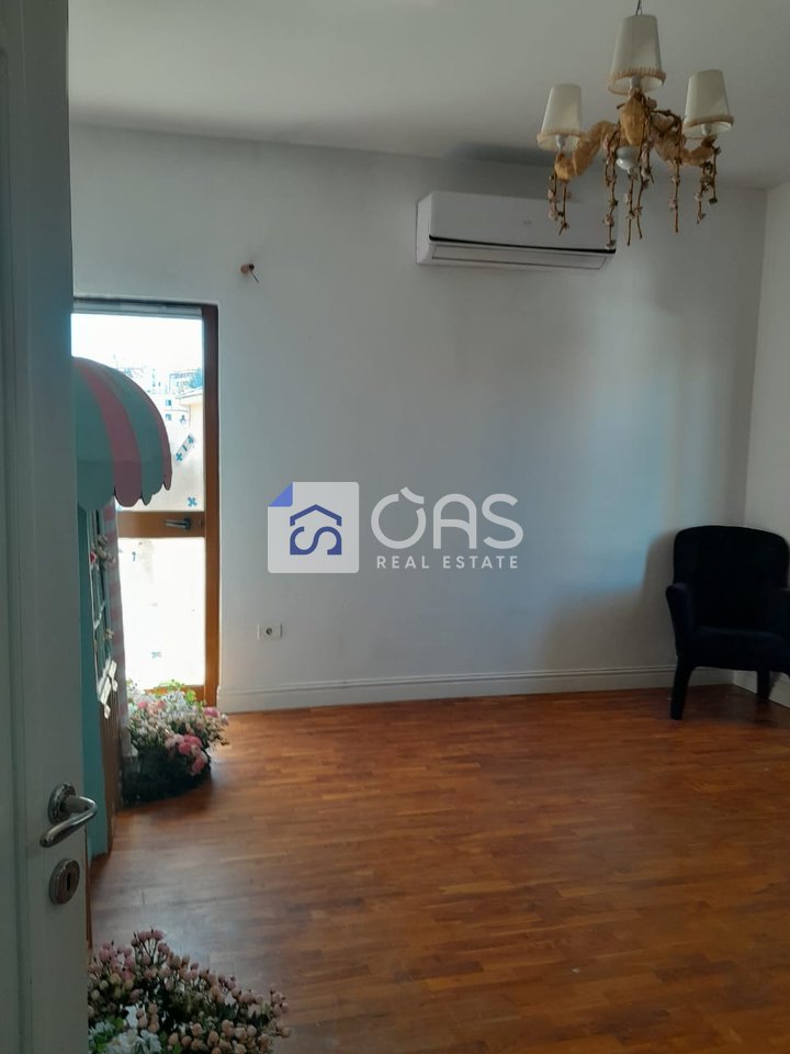 Vendesi villa di 3 piani per attività commerciale ad Allias. 600.000 euro