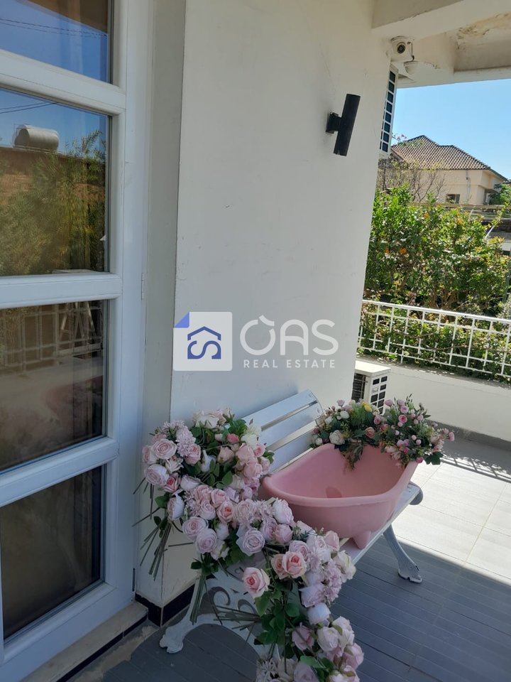 Vendesi villa di 3 piani per attività commerciale ad Allias. 600.000 euro