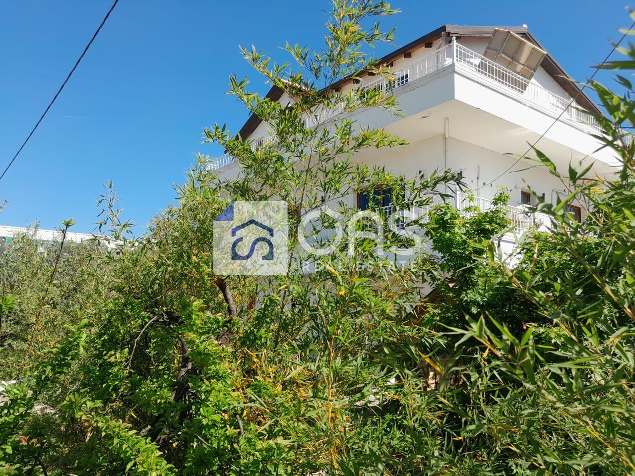 Vendesi villa di 3 piani per attività commerciale ad Allias. 600.000 euro