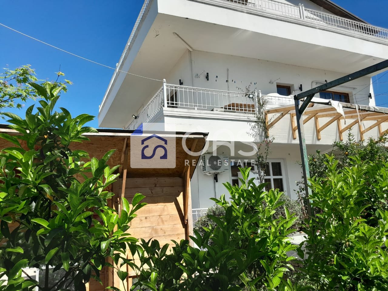 Vendesi villa di 3 piani per attività commerciale ad Allias. 600.000 euro