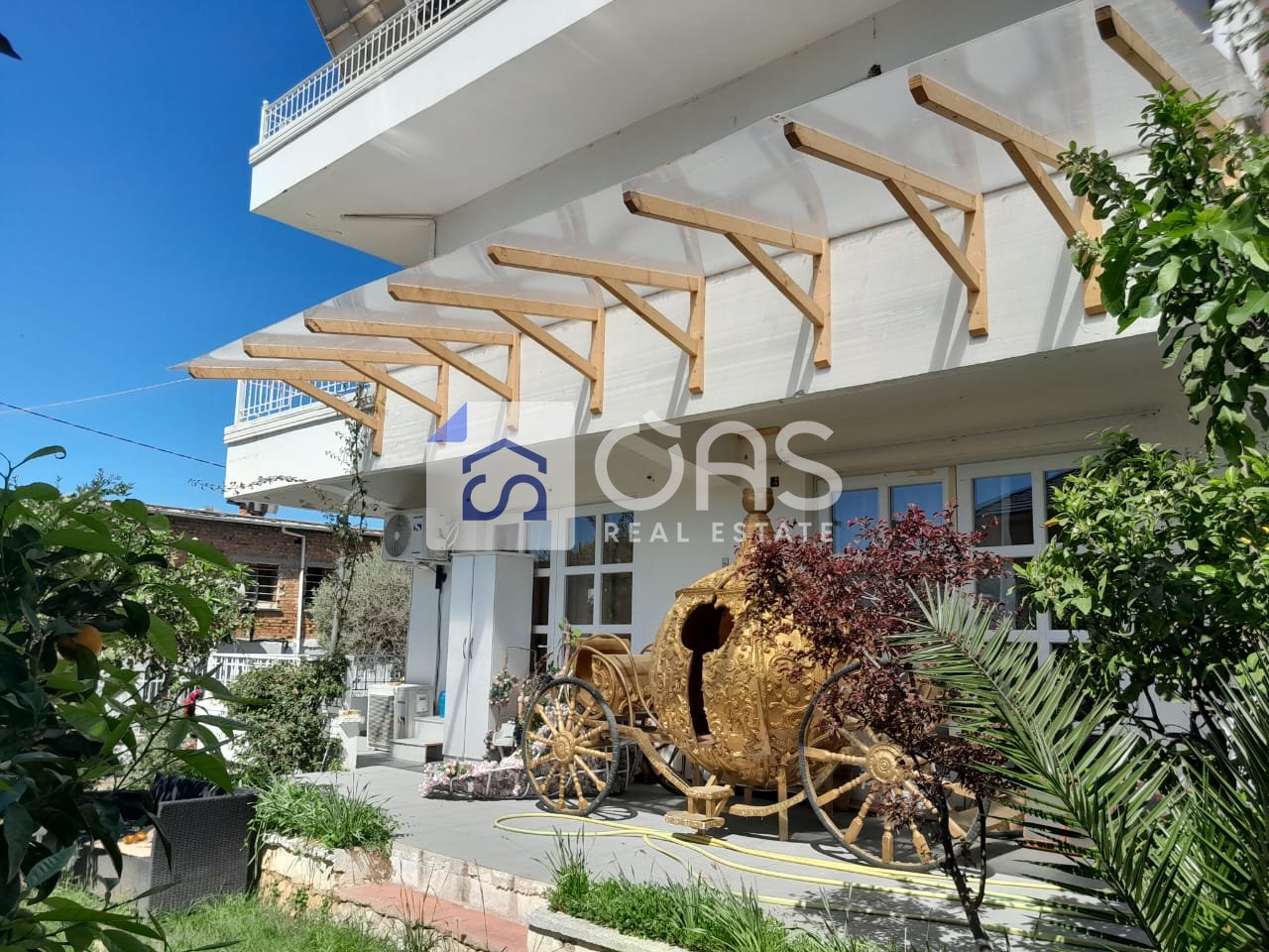 Vendesi villa di 3 piani per attività commerciale ad Allias. 600.000 euro