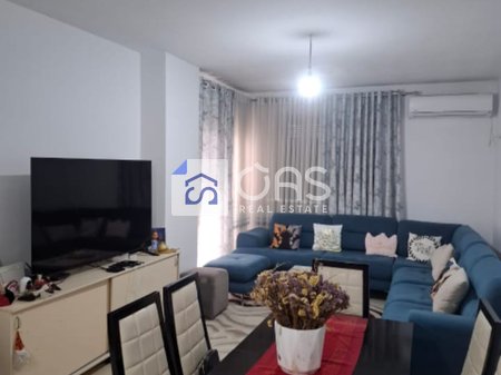Shitet apartament 1+1 ne Kamez