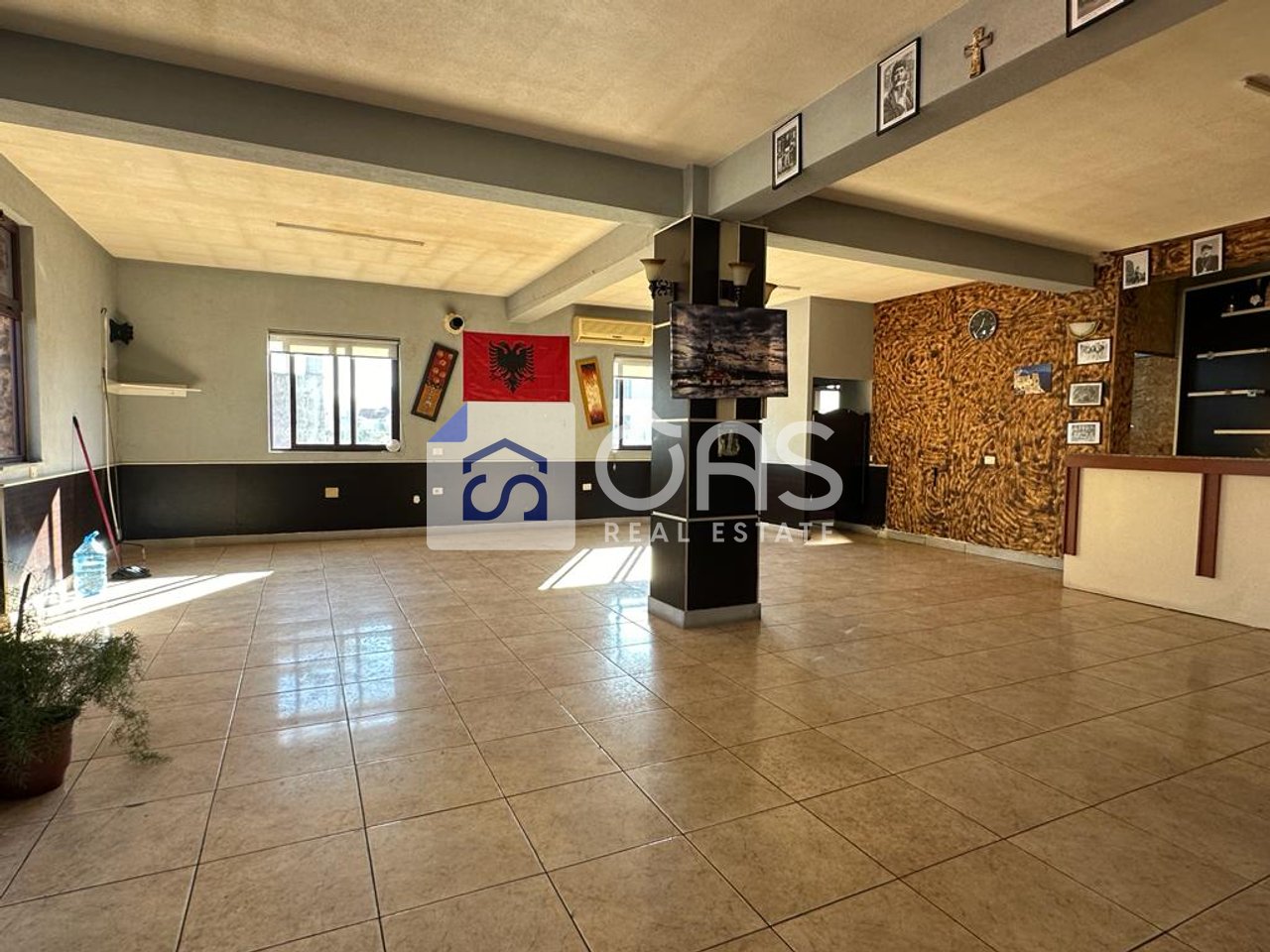 Ambiente su due piani in affitto a Laprak