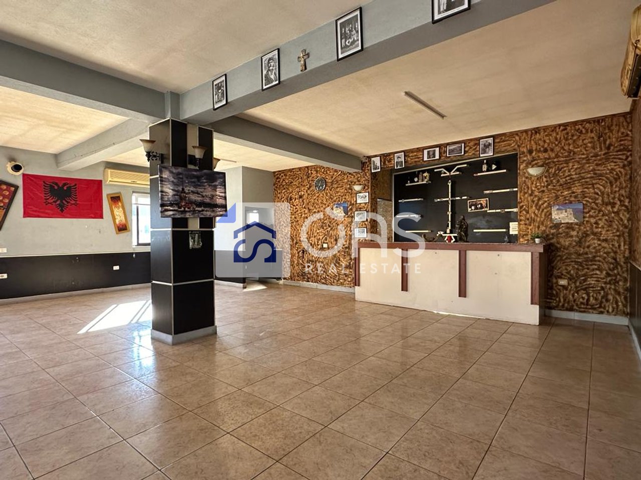 Ambiente su due piani in affitto a Laprak