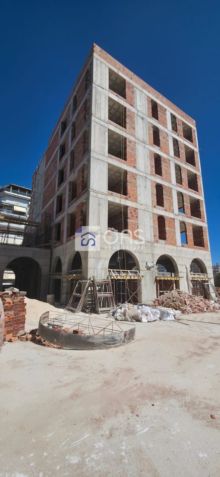 Shitet apartament 2+1 ne Sarande.