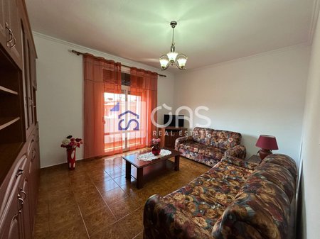 Jepet me qera  apartament 2+1  pazari i ri