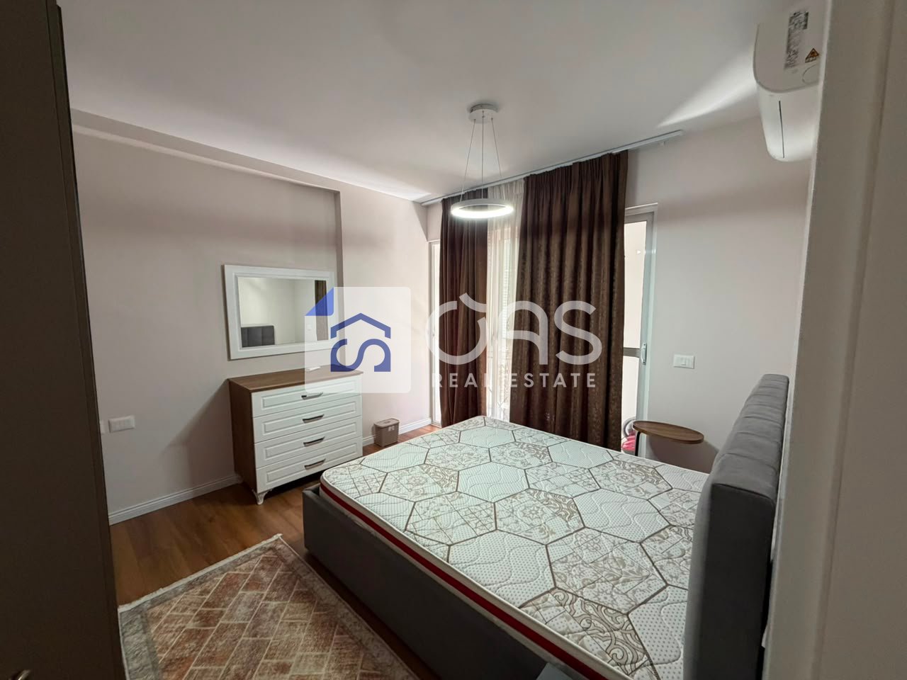 Jepet me qera  apartament 2+1   RRUGA BARRIKADAVE