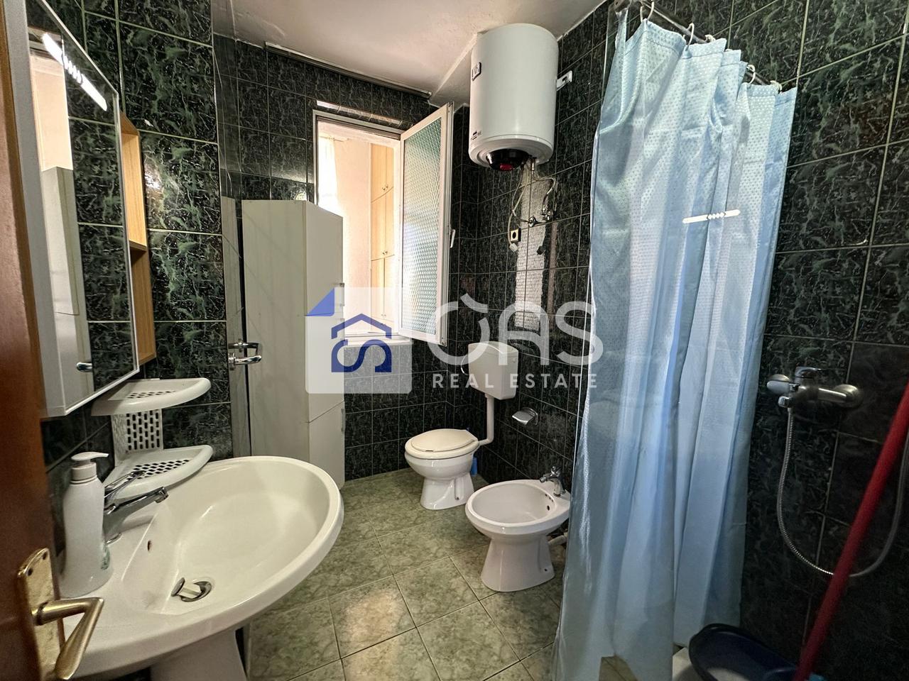 Jepet me qera  apartament 2+1  pazari i ri