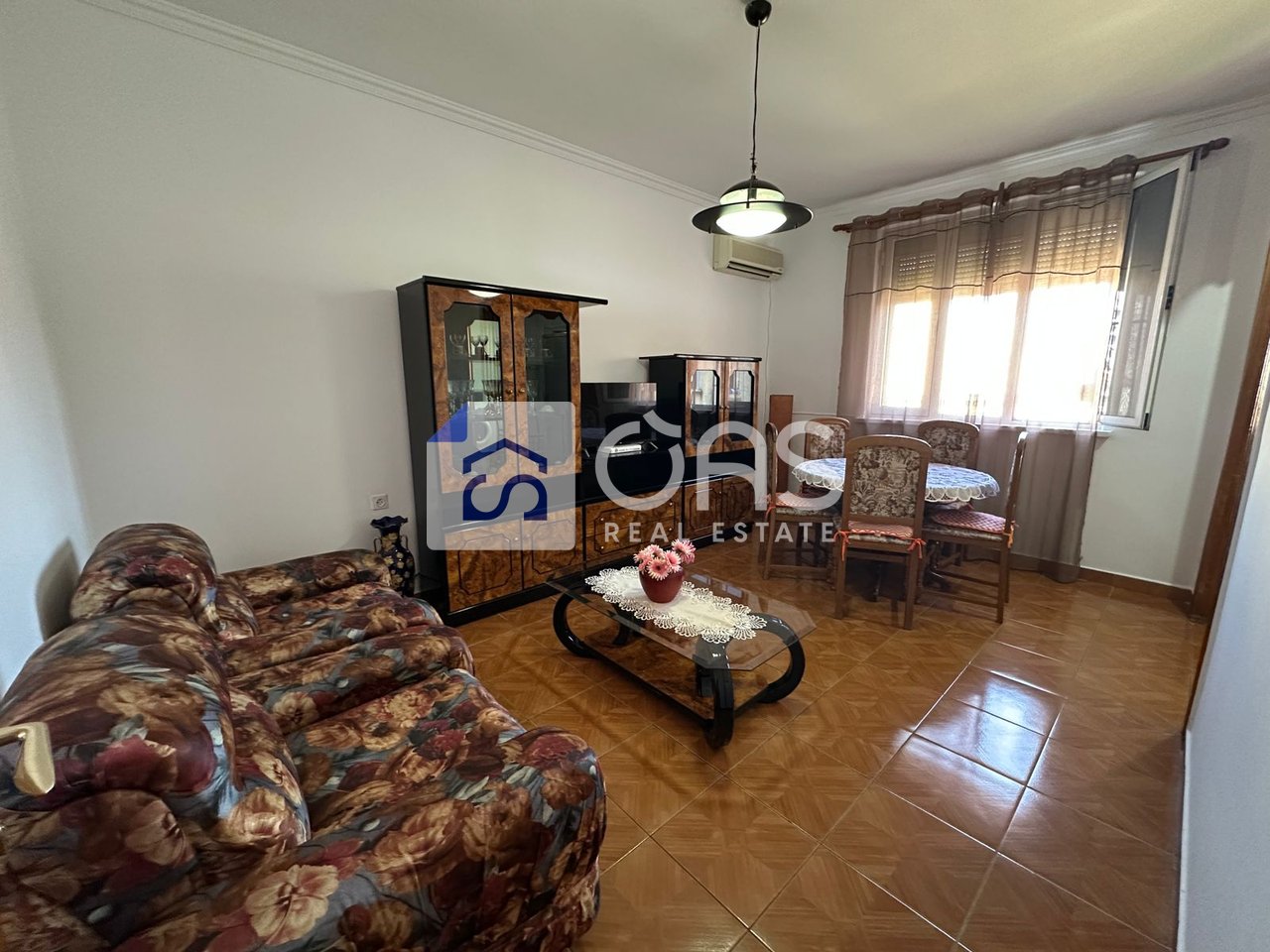 Jepet me qera  apartament 2+1  pazari i ri