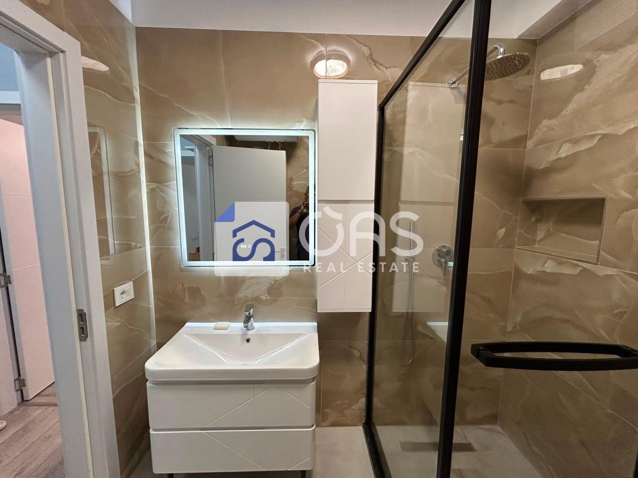 Jepet apartament me qera 2+1 Tek Stacion Trenit