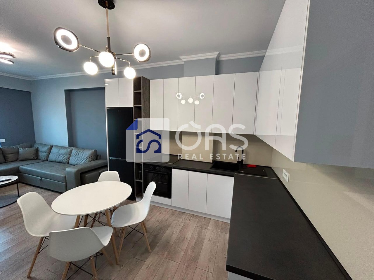 Jepet apartament me qera 2+1 Tek Stacion Trenit