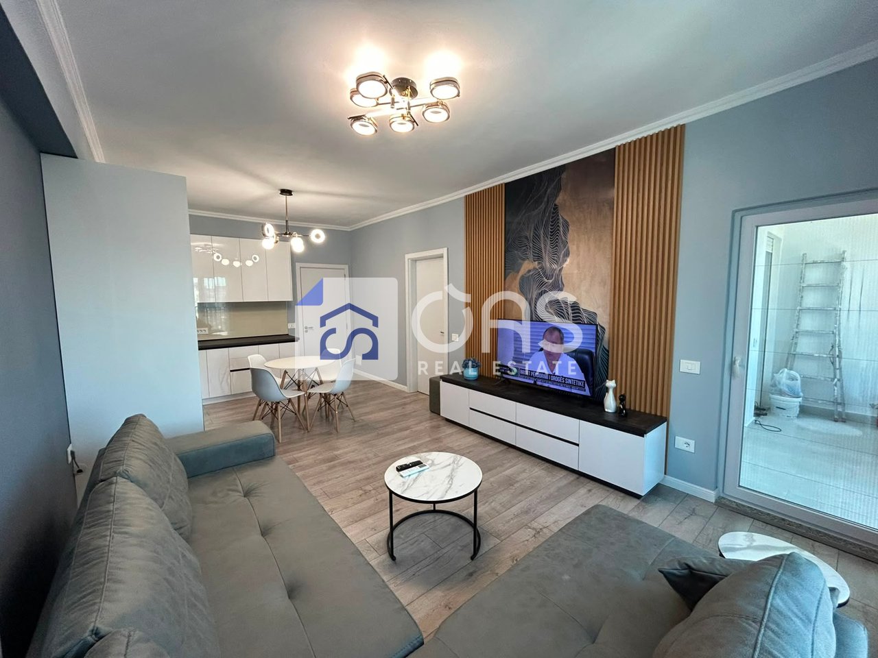 Jepet me qera apartament 2+1 te Rruga e Barikadave.