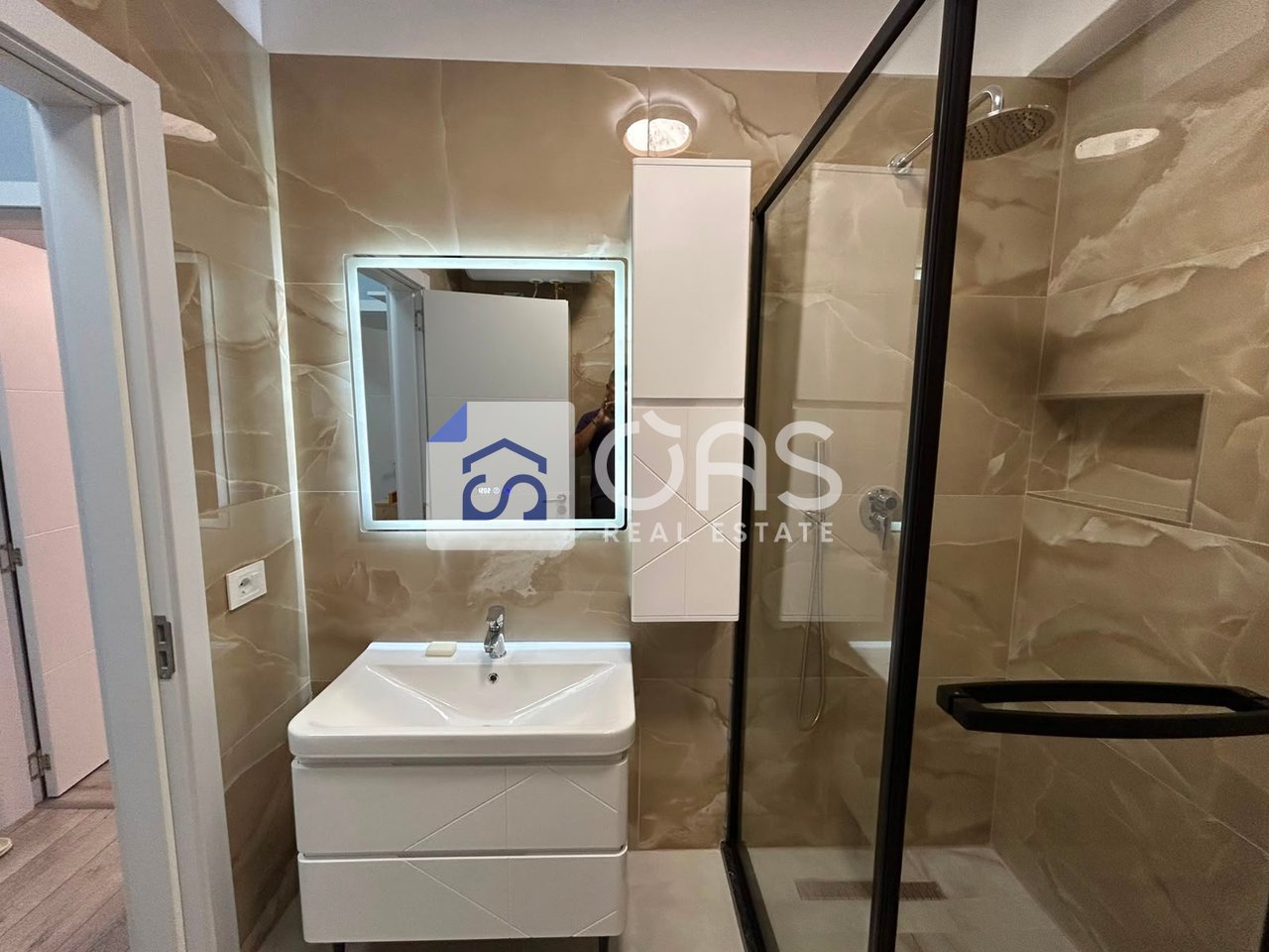 Jepet me qera apartament 2+1 te Rruga e Barikadave.
