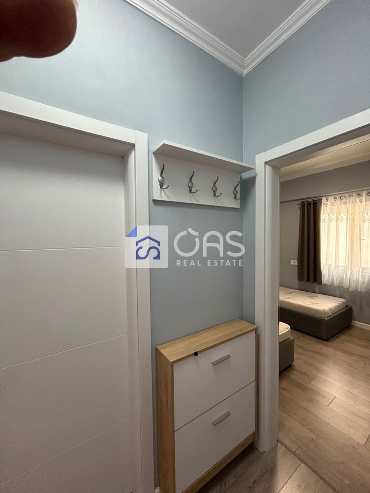 Jepet me qera apartament 2+1 te Rruga e Barikadave.