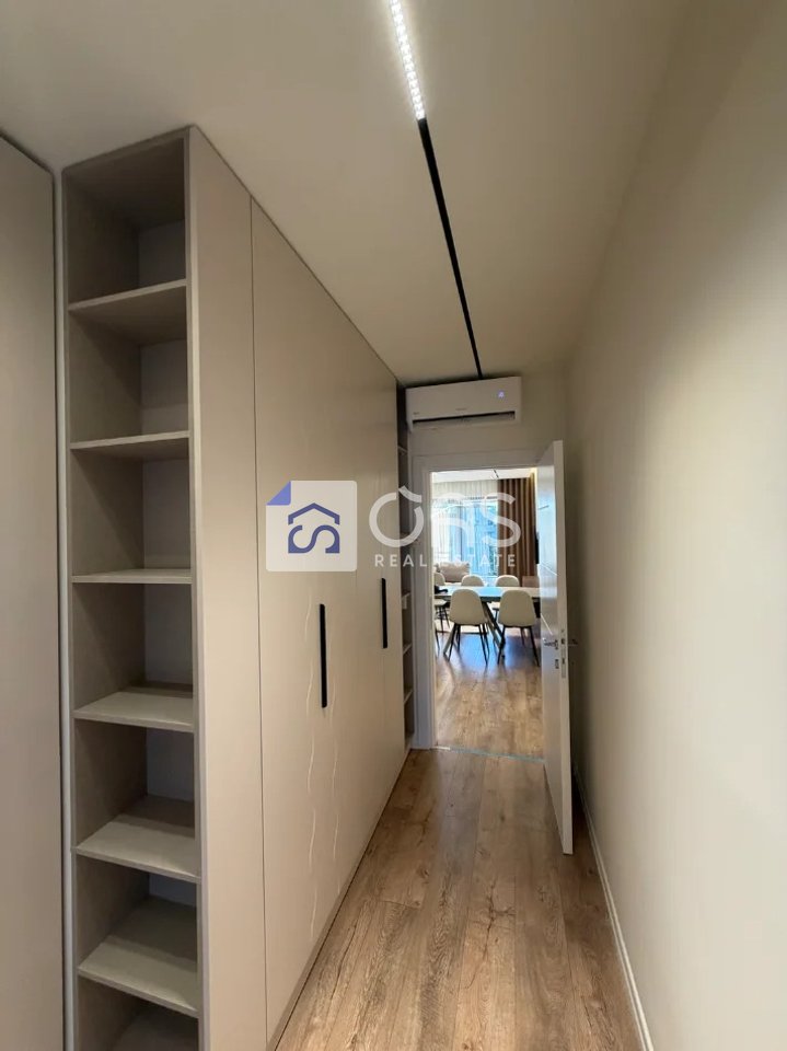 Jepet me qera apartament 3+1+2+2 Poste Parkimi tek Bulevardi I Ri.