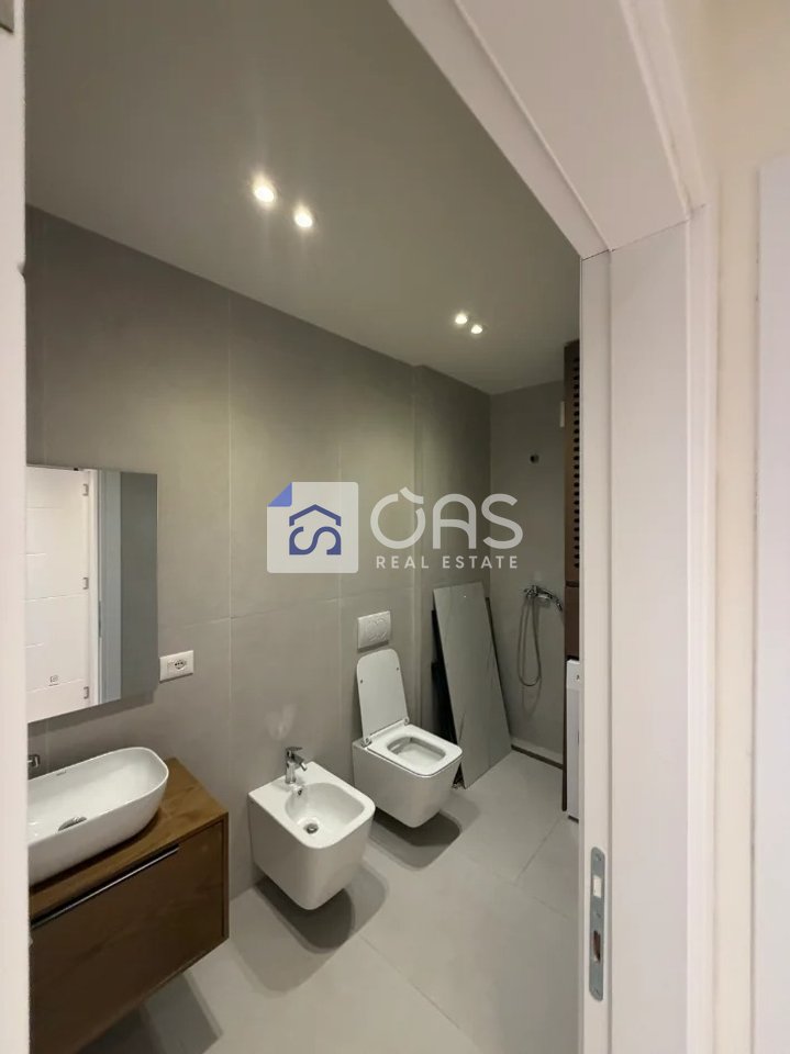 Jepet me qera apartament 3+1+2+2 Poste Parkimi tek Bulevardi I Ri.