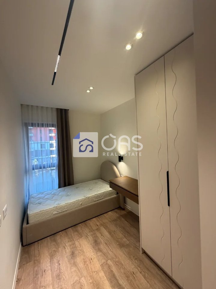 Jepet me qera apartament 3+1+2+2 Poste Parkimi tek Bulevardi I Ri.