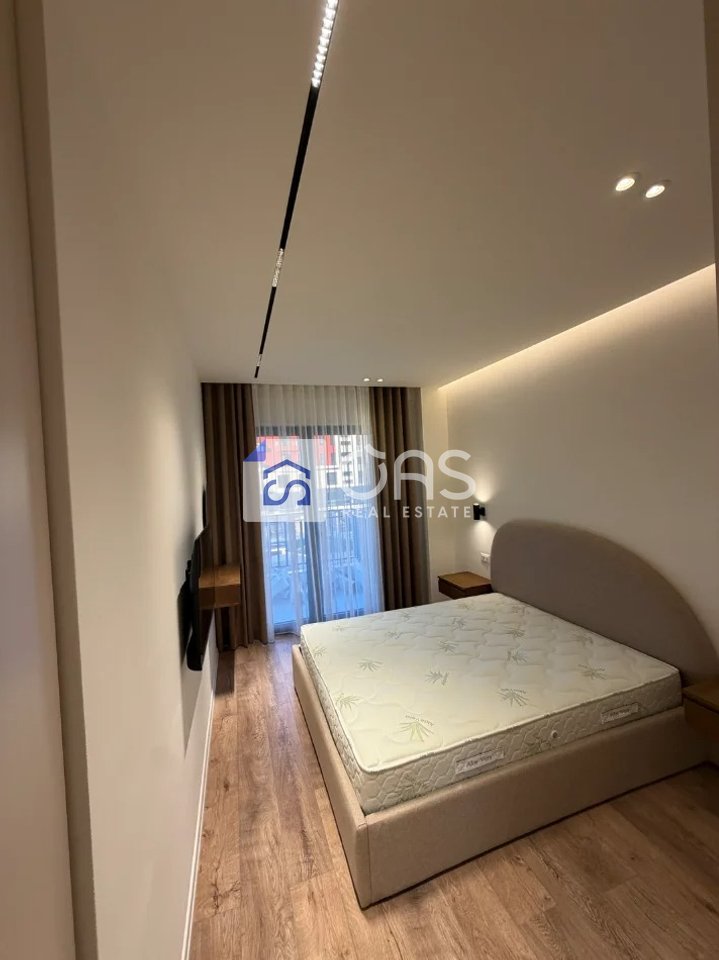 Jepet me qera apartament 3+1+2+2 Poste Parkimi tek Bulevardi I Ri.