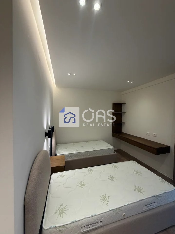 Jepet me qera apartament 3+1+2+2 Poste Parkimi tek Bulevardi I Ri.