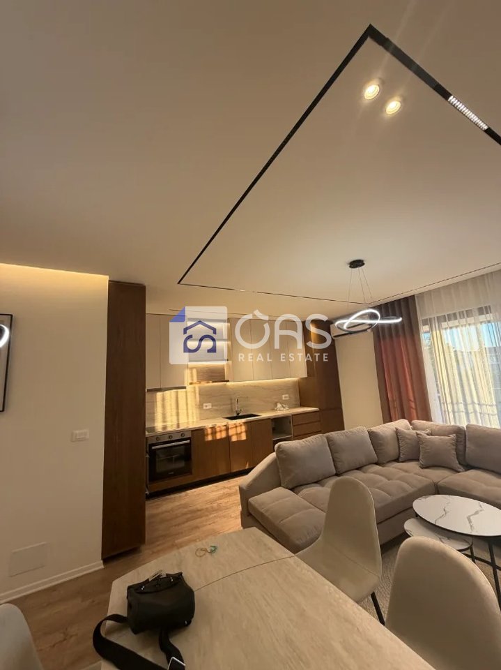 Jepet me qera apartament 3+1+2+2 Poste Parkimi tek Bulevardi I Ri.
