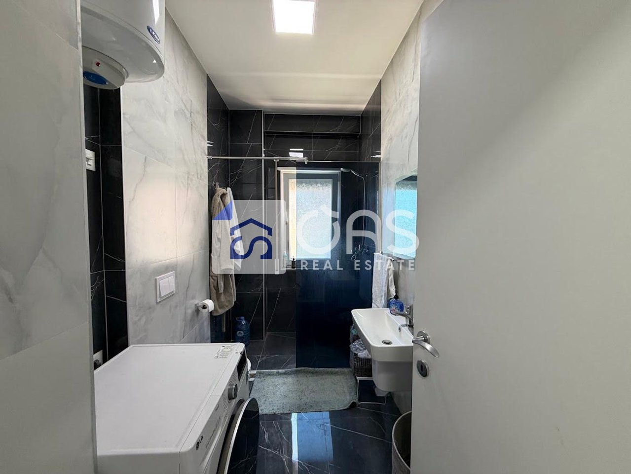 Jepet me qera apartament 1+1 te Rruga e Barikadave.