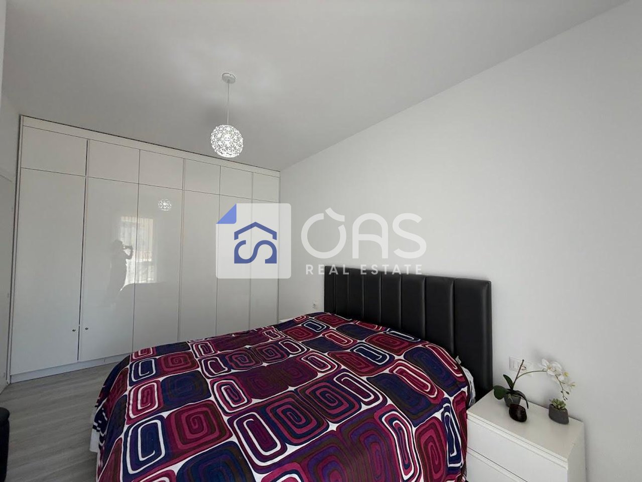 Jepet me qera apartament 1+1 te Rruga e Barikadave.